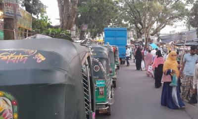 বোয়ালখালী শাকপুরায় ট্রাক-কাভার্ড ভ্যানের দাপট, অতিষ্ঠ জনজীবন