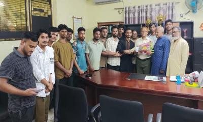 নবনিযুক্ত অধ্যক্ষ প্রফেসর লুৎফর রহমানকে ছাত্রদলের ফুলেল শুভেচ্ছা