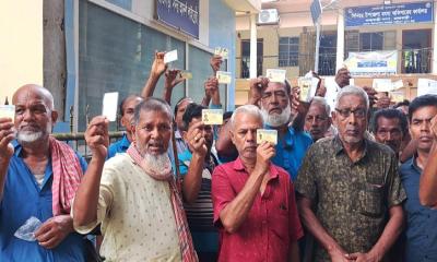 রাজবাড়ীতে ভিজিএফ তালিকা থেকে বাদ, কার্ডধারী জেলেদের বিক্ষোভ