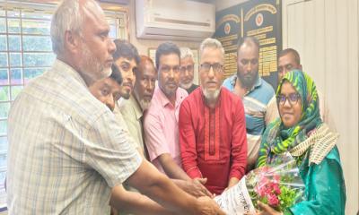নিয়ামতপুরে মাহমুদুস সালেহীনের পক্ষ হতে ইউএনও ও ওসিকে শুভেচ্ছা প্রদান