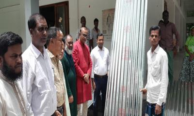 পীরগঞ্জে অগ্নিকাণ্ড ও ঝড়ে ক্ষতিগ্রস্ত ৫৬ পরিবারে ঢেউটিন বিতরণ