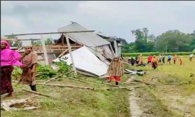 সিরাজগঞ্জ রতনকান্দিতে ঘূর্ণিঝড় ও টানা বৃষ্টিতে ঘরবাড়ি-ফসল লণ্ডভণ্ড