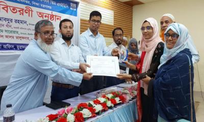 মুরাদনগরে কৃতি শিক্ষার্থীদের মাঝে পুরস্কার বিতরণ