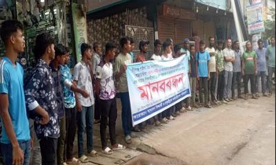 পীরগঞ্জে পাইলট স্কুলের ভারপ্রাপ্ত প্রধান শিক্ষকের অপসারণ দাবিতে মানববন্ধন