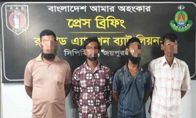মহাদেবপুরে র‌্যাবের অভিযানে কষ্টিপাথরের বিষ্ণুমূর্তিসহ গ্রেপ্তার ৪