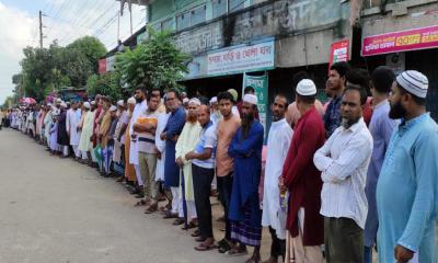 কালাইয়ে শিক্ষকের ওপর হামলার প্রতিবাদে বিক্ষোভ ও মানববন্ধন