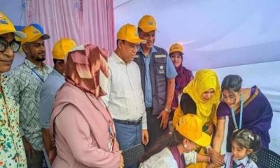 নাসিকে নিজের কন্যাকে টিকা দিয়ে অভিভাবকদের ভীতি দূর করলেন প্রধান স্বাস্থ্য কর্মকর্তা