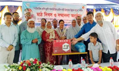 ভাঙ্গায় দেশি মুরগি পালনকারী নারী উদ্যোক্তাদের মাঝে সম্মাননা পুরস্কার বিতরণ