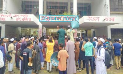 বিচার দাবিতে শিক্ষার্থীদের অবস্থান, সিসিটিভি ফুটেজ নিয়ে ধোঁয়াশা!
