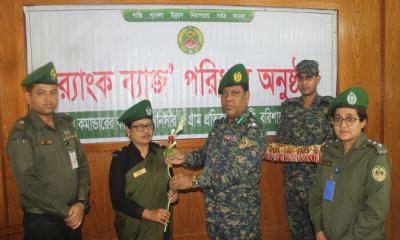 বরিশালে পদোন্নতিপ্রাপ্ত ৮ কর্মকর্তাকে র‌্যাংক ব্যাজ পরালেন রেঞ্জ কমান্ডার
