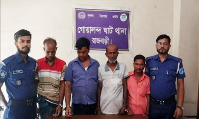 রাজবাড়ীতে জুয়ার আসরে পুলিশের হানা, গ্রেপ্তার ৮