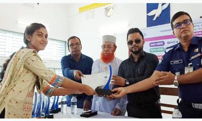 দুমকীতে মেধাবী শিক্ষার্থীদের মাঝে পুরস্কার বিতরণ