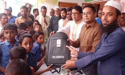 সাদুল্লাপুরে ৪৬০ জন মেধাবী শিক্ষার্থীর মাঝে বিনামূল্যে স্কুলব্যাগ বিতরণ