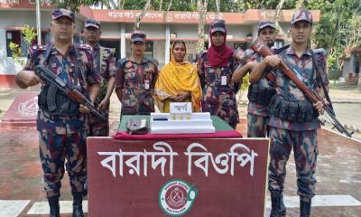 চুয়াডাঙ্গায় বিজিবির অভিযানে ৩টি স্বর্ণের বারসহ নারী আটক