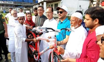 কালীগঞ্জে অসচ্ছল শিক্ষার্থী, দুস্থ নারী ও ক্ষুদ্র নৃ-গোষ্ঠীর মাঝে উপকরণ বিতরণ