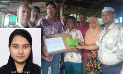 তানোরে চা বিক্রেতার মেধাবী কন্যাকে ল্যাপটপ উপহার