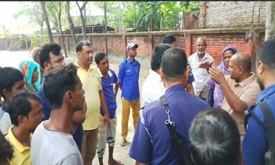 তানোরে খাদ্য গুদামের বস্তায় চাল কম জানতে চাওয়ায় ইউপি চেয়ারম্যানকে লাঞ্ছিত