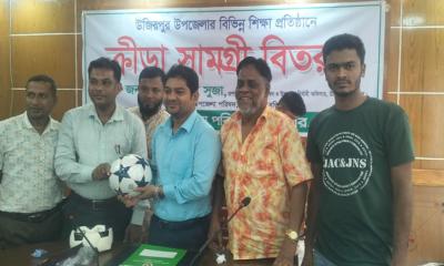 উজিরপুরে মাদক ও মোবাইল আসক্তি থেকে শিক্ষার্থীদের দূরে রাখতে ক্রীড়া সামগ্রী বিতরণ