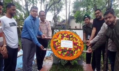 শ্রীপুরে ‘জুলাই অভ্যুত্থান’-এ শহীদদের কবরে উপজেলা প্রশাসন ও পুলিশের শ্রদ্ধা নিবেদন