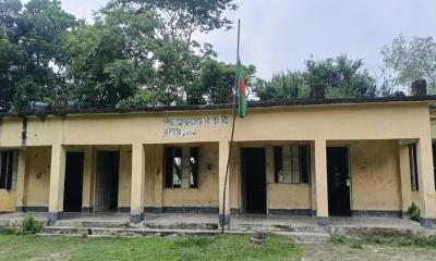 মাদারগঞ্জে ছয় শিক্ষকের বিদ্যালয়ে জাতীয় পতাকা অর্ধনমিত, শিক্ষার্থী নেই একজনও