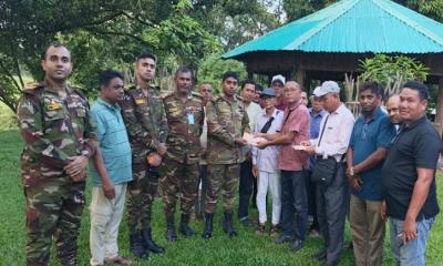 বাঘাইহাট সেনা জোনের উদ্যোগে বৌদ্ধ বিহারের ধর্মীয় অনুষ্ঠানে আর্থিক অনুদান প্রদান