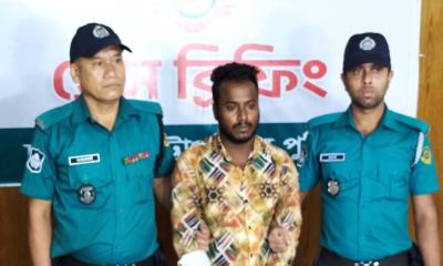 চট্টগ্রামের থানা থেকে লুট হওয়া অস্ত্র ও গুলিসহ ভ্যানচালক গ্রেপ্তার