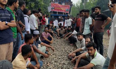 চুয়াডাঙ্গা দর্শনায় ট্রেন স্টপেজের দাবিতে ট্রেন থামিয়ে অবরোধ