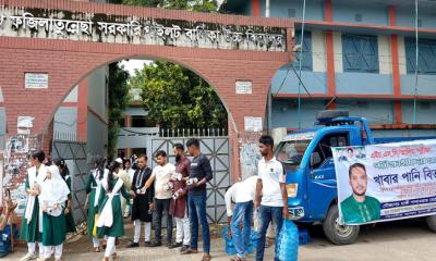 শিবচরে পরীক্ষার্থীদের মাঝে বিশুদ্ধ পানি ও খাবার স্যালাইন বিতরণ