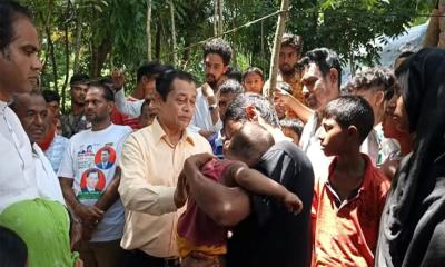 ফরিদগঞ্জে অসহায় পরিবারের পাশে দাঁড়ালেন সাবেক এমপি লায়ন হারুনুর রশিদ