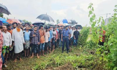 শ্রীপুরে ঝোপের গর্ত থেকে মাটিচাপা দেওয়া অবস্থায় স্ত্রীর গলাকাটা লাশ উদ্ধার