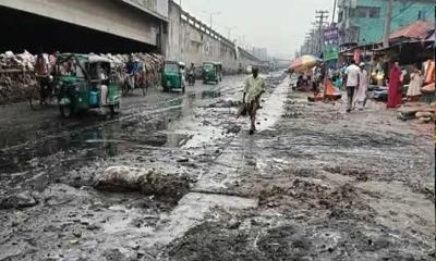 ড্রেন পরিষ্কারের ময়লা রাস্তায়, দুর্ভোগে পথচারী ও যানবাহনের