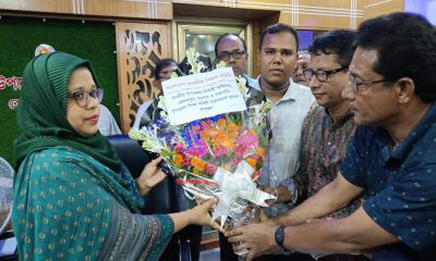 কেশবপুর প্রাথমিক শিক্ষক সমিতির নবনির্বাচিত কমিটির ইউএনওকে ফুলেল শুভেচ্ছা