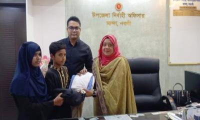 উপজেলা প্রশাসনের উদ্যোগে মান্দায় মেধাবী ও দরিদ্র শিক্ষার্থীদের স্কুল ড্রেস প্রদান