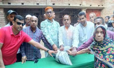 তানোরে বন্যায় ক্ষতিগ্রস্ত পরিবারের মাঝে খাদ্যসামগ্রী বিতরণ