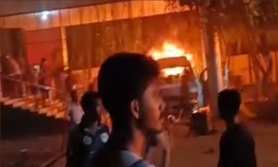 সাভারে তুচ্ছ ঘটনায় ড্যাফোডিল ও সিটি বিশ্ববিদ্যালয় শিক্ষার্থীদের মধ্যে সংঘর্ষ, অগ্নিসংযোগ