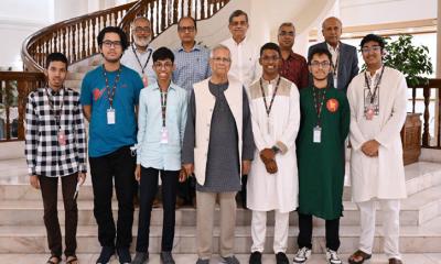 অলিম্পিয়াডে পদকজয়ী ছয় শিক্ষার্থীর সঙ্গে প্রধান উপদেষ্টার সাক্ষাৎ