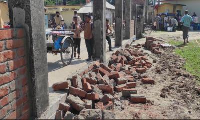 কালাইয়ে প্রাচীর নির্মাণে অনিয়মের অভিযোগ, ক্ষিপ্ত জনতা ভেঙে দিল প্রাচীর