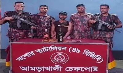 যশোরের কুখ্যাত সন্ত্রাসী পিচ্চি রাজা বিজিবির হাতে আটক