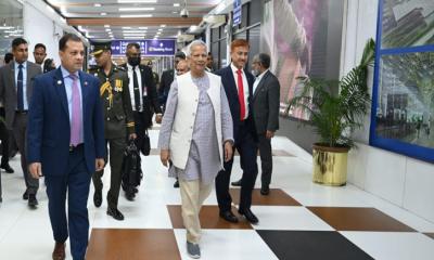 মালয়েশিয়া সফর শেষে দেশে ফিরেছেন প্রধান উপদেষ্টা