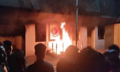 জাতীয় পার্টির কেন্দ্রীয় কার্যালয়ে হামলা-অগ্নিসংযোগ