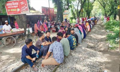 ৬ দফা দাবির সমর্থনে বাকৃবি শিক্ষার্থীদের রেলপথ অবরোধ