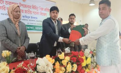 তারাকান্দায় সরকারি দপ্তর ও বিভিন্ন শিক্ষা প্রতিষ্ঠানে পতাকা বিতরণ
