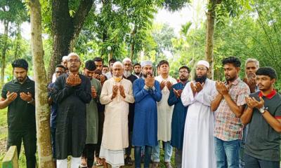 শহীদ জাহিদুল ইসলামের কবর জিয়ারত করলেন পাবিপ্রবি উপ-উপাচার্য ও কোষাধ্যক্ষ