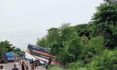 পটিয়ায় বাস নিয়ন্ত্রণ হারিয়ে খাদে পড়ে, যাত্রীরা নিরাপদ