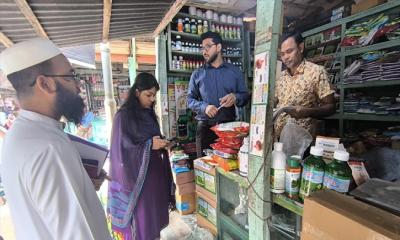 হরিরামপুরে সার ও কীটনাশকের দোকানে ভ্রাম্যমান আদালতের অভিযান
