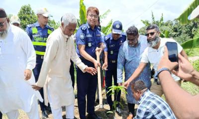 পরিবেশ রক্ষায় ট্যুরিস্ট পুলিশের উদ্যোগে সোনারগাঁয়ে বৃক্ষরোপণ