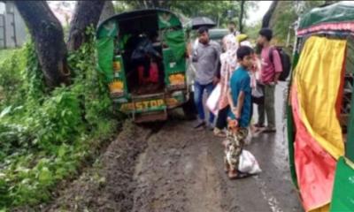 বোয়ালখালীতে টেম্পো উল্টে একজন আহত