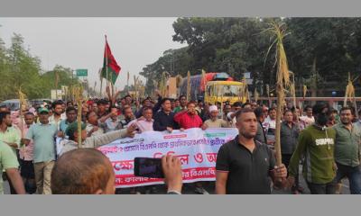 মহাসড়কে টায়ার জ্বালিয়ে বিএনপির মনোনয়ন পরিবর্তন চেয়ে একাংশের বিক্ষোভ ও মিছিল