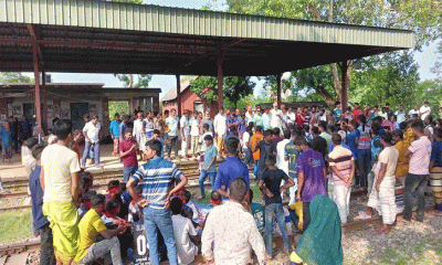যাত্রাবিরতির দাবিতে নন্দনগাছী স্টেশনে রেলপথ অবরোধ