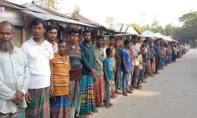 পঞ্চগড়ে জালিয়াতি ও সন্ত্রাসী কায়দায় জমি দখলের অভিযোগে গ্রামবাসীর মানববন্ধন